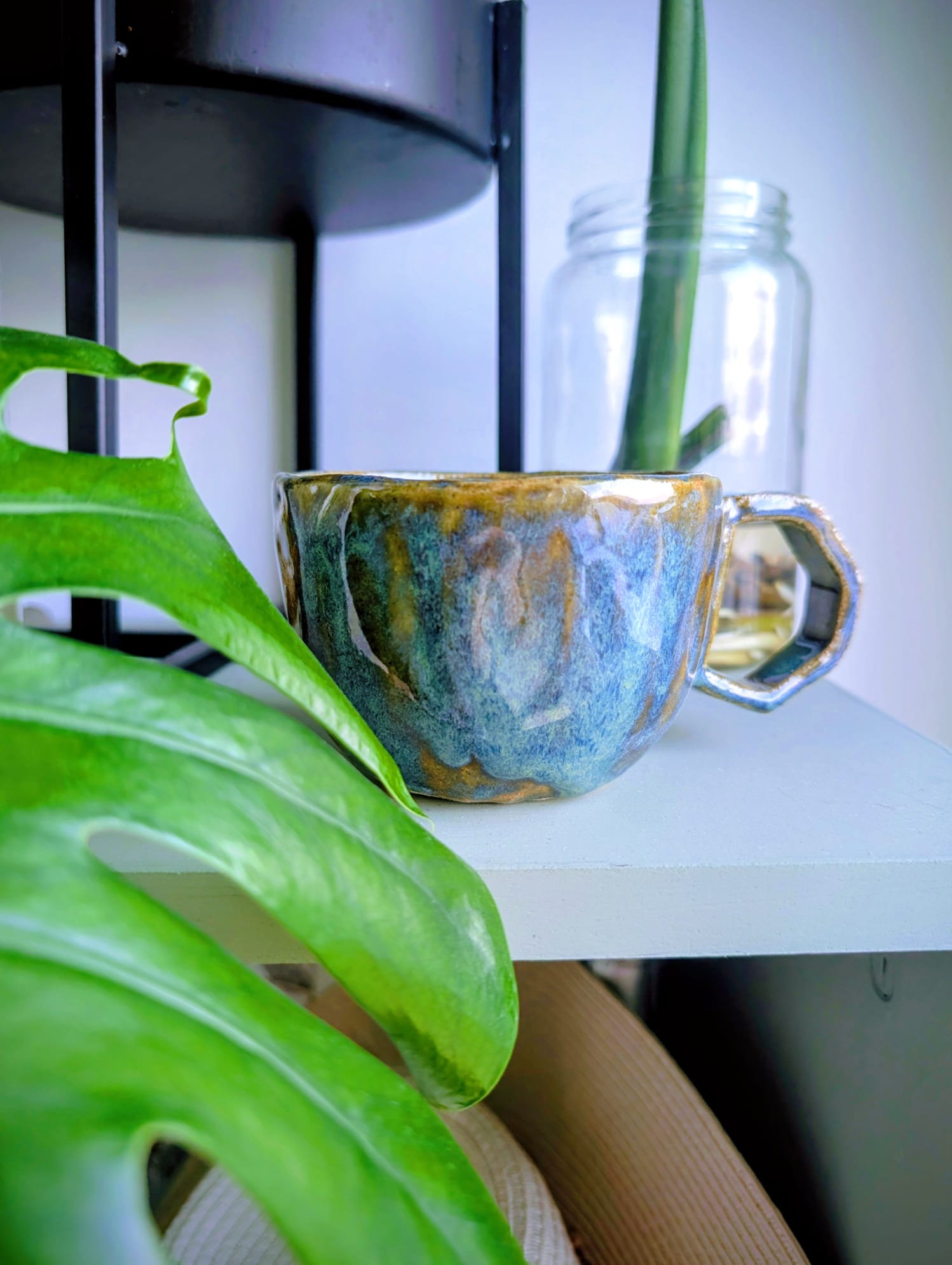 Kubek ceramiczny z niebiesko-zielonym szkliwem efektowym